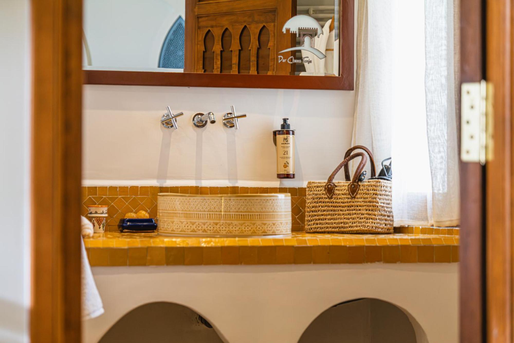 Tweepersoonskamer met 2 Aparte Bedden en Douche